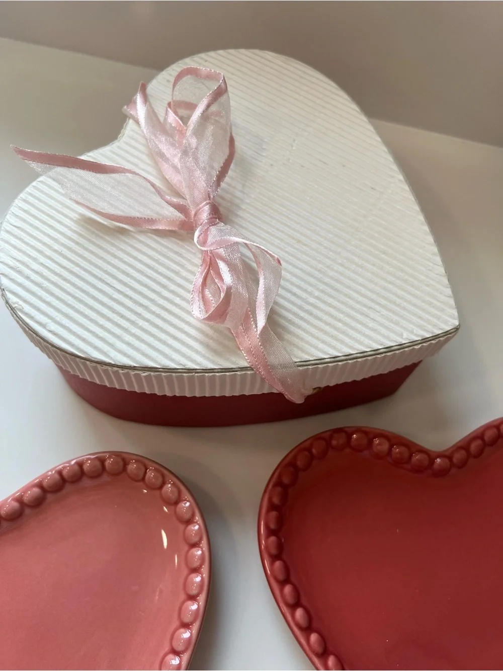 Williams Sonoma Heart Shaped Ceramic Dessert Plates (4) in original box - Picture 9 of 9